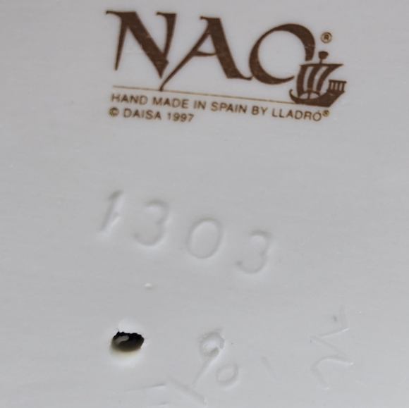 Nao by Lladro Figurine Blue Bird First Flight Women Holding Bird & Hat 10.5 Inch - Picture 8 of 13